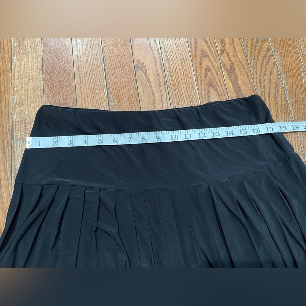 SWANK Elegant Black Pleated Mini Skirt - Picture 4 of 9